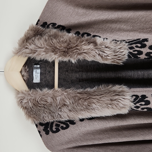 Jon & Anna Women's Pancho - Picture 2 of 3